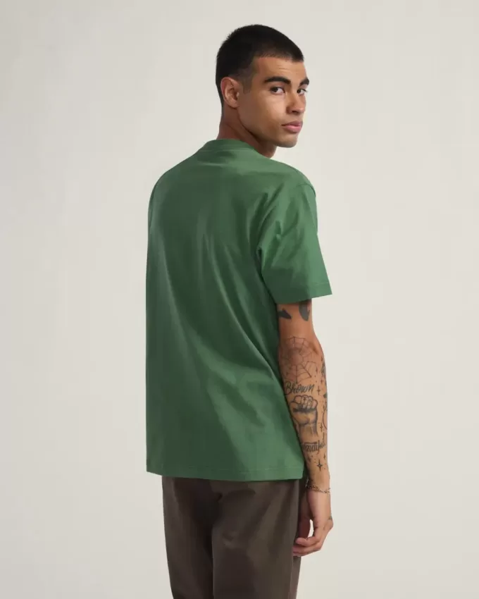 Camiseta con el logo en el pecho izquierdo