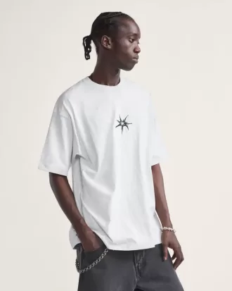 Camiseta con salpicaduras de skate