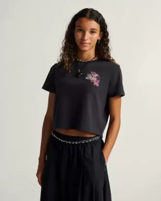 Camiseta corta con estampado floral negativo