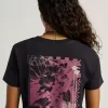 Camiseta corta con estampado floral negativo