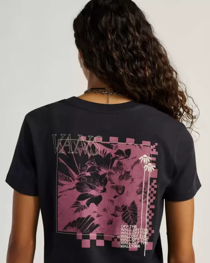 Camiseta corta con estampado floral negativo