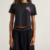 Camiseta corta con estampado floral negativo