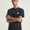 Camiseta levantada Camiseta levantada
