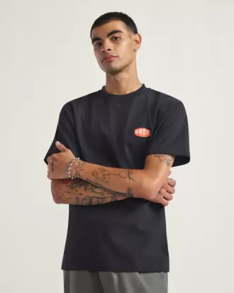 Camiseta levantada