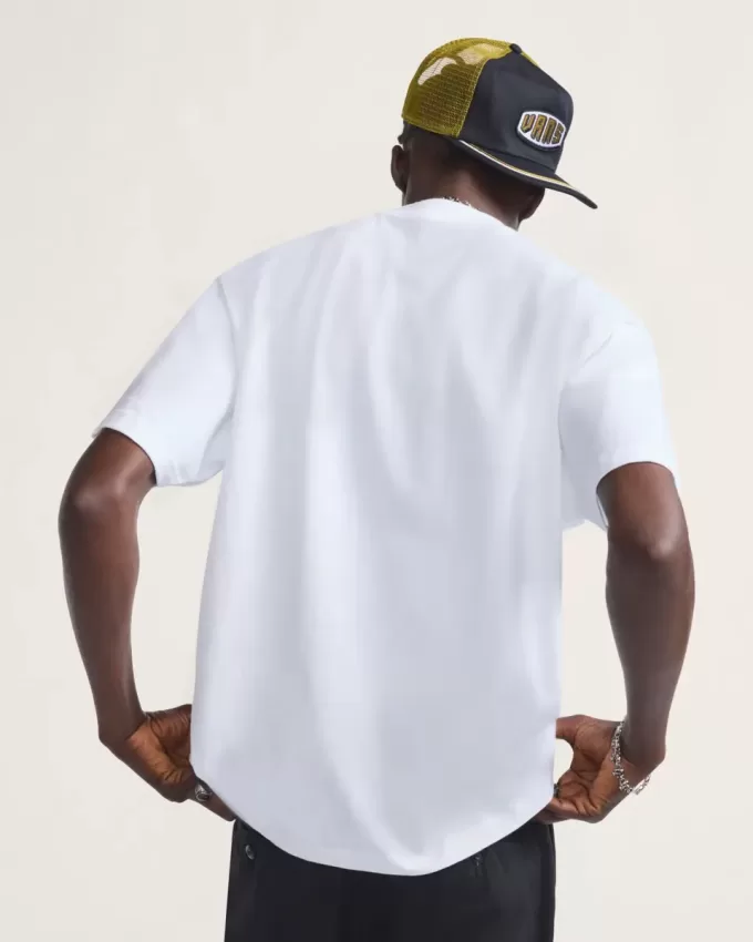 Camiseta levantada
