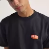 Camiseta levantada Camiseta levantada