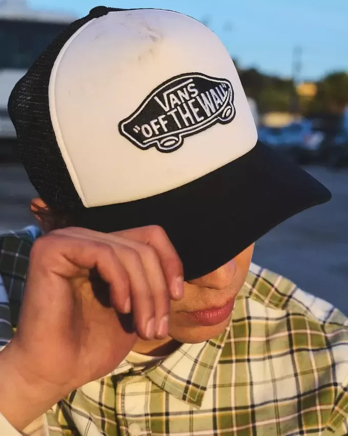 Gorra de camionero con visera curva y parche clásico Gorra de camionero con visera curva y parche clásico