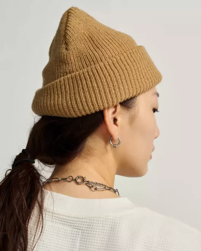 Gorro con puños y parche hexagonal