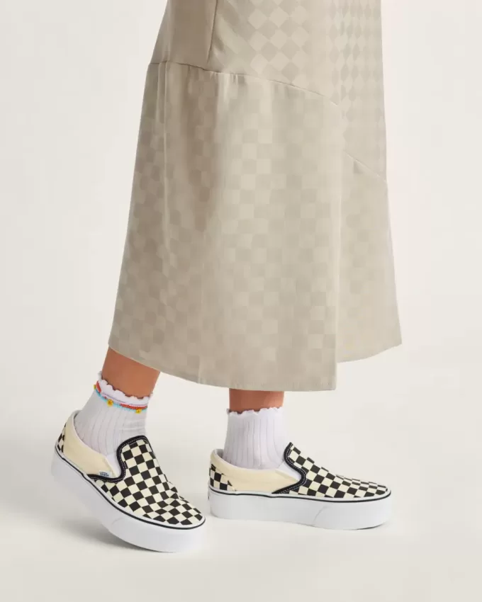 Zapato clásico de plataforma con diseño de cuadros y sin cordones