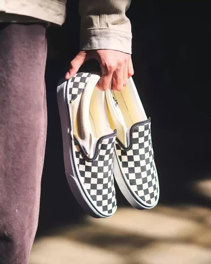 Zapato clásico sin cordones con diseño de cuadros