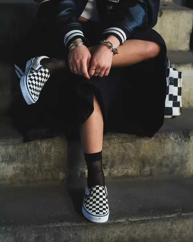 Zapato clásico sin cordones con diseño de cuadros