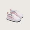 Zapato de cuna infantil sin cordones con diseño de cuadros en forma de V